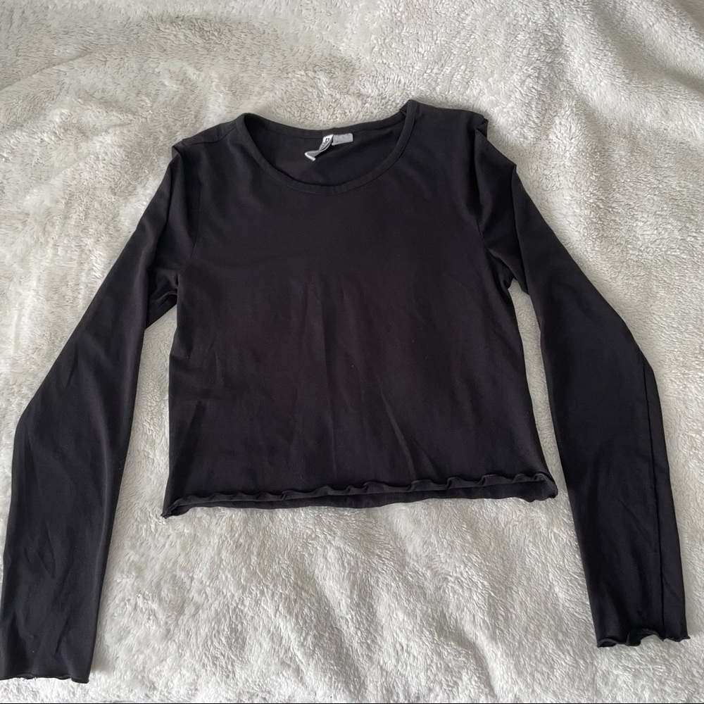 H&M black long sleeves, ribbed sleeves and bottom stitching